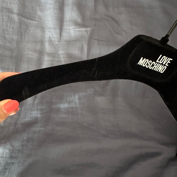 Love Moschino velvet clothes holder - Picture 5 of 7